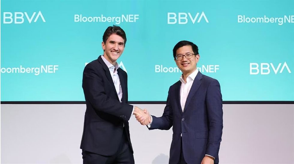 El responsable global de estrategia, industrias y negocio transfronterizo de las áreas de Sostenibilidad y CIB de BBVA; Roberto Albaladejo, y el director general adjunto de BloombergNEF, Albert Cheung.