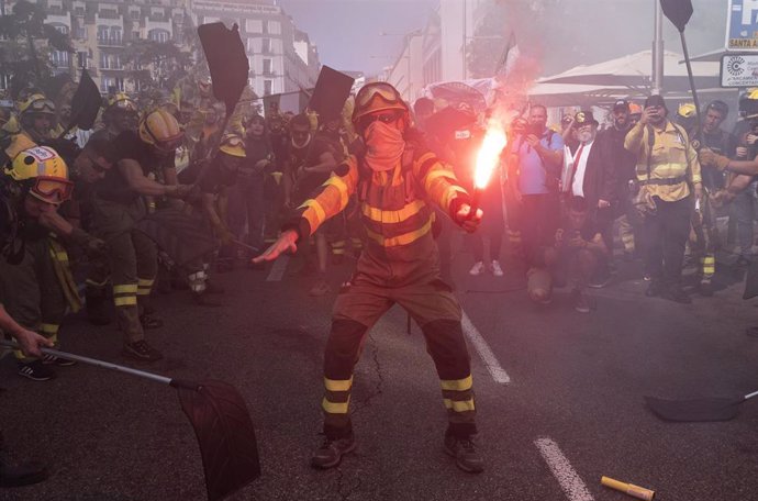 Archivo - Bomberos y brigadas forestales (BRIF) simulan que apagan un fuego palas mientras protestan en una manifestación con el lema ‘Marea de Fuego’ para reclamar mejores derechos laborales de bomberos y brigadas forestales (BRIF), a 08 de Octubre de 20