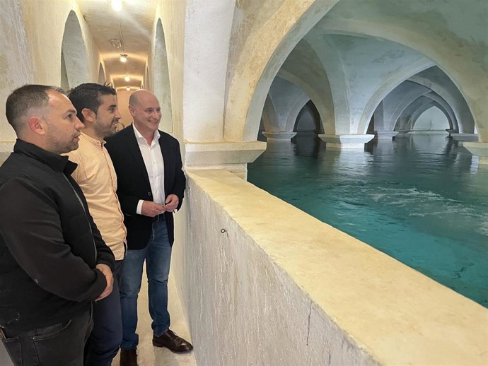 Hidalgo (d) en la visita a infraestructuras hidráulicas de Beas de Segura.