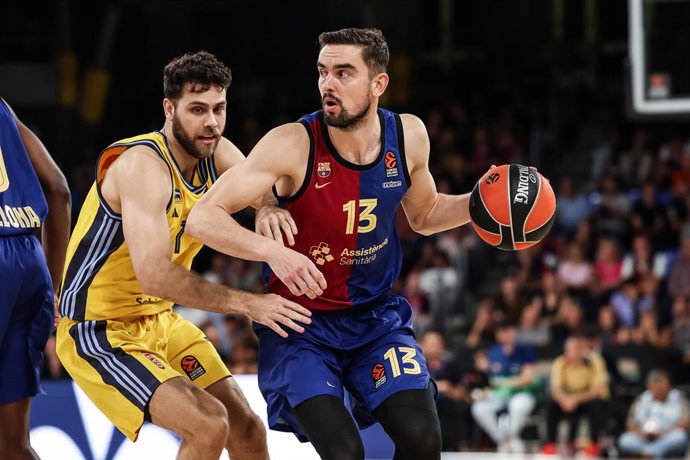 Archivo - Tomas Satoransky of FC Barcelona and Will McDowell-White of Alba Berlin compete for the ball during the Turkish Airlines Euroleague, match played between FC Barcelona and Alba Berlin at Palau Blaugrana on October 11, 2024 in Barcelona, Spain.