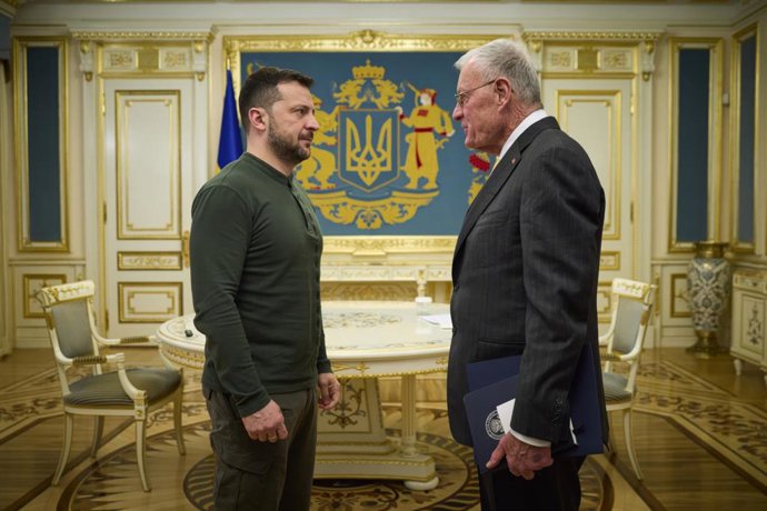 20 de fevereiro de 2025, Kiev, Oblast de Kiev, Ucrânia: O presidente ucraniano Volodymyr Zelenskyy, à esquerda, cumprimenta o enviado especial dos EUA para a Ucrânia e a Rússia, general aposentado Keith Kellogg, à direita, antes do início de uma reunião b