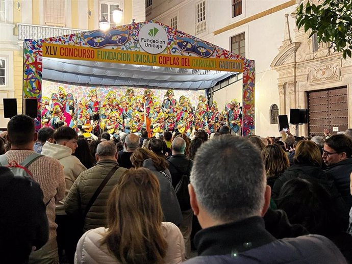 Archivo - El coro de carnaval 'Los luciérnagas' actuando sobre el escenario de la Fundación Unicaja de Cádiz