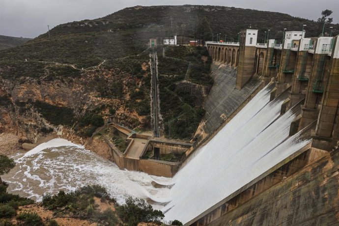 Embassament de Forata desaiguant aigua, a 6 de març del 2025