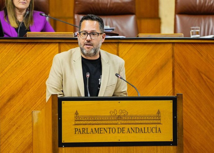 El portavoz del Grupo Mixto-Adelante Andalucía, José Ignacio García, este jueves en el Pleno del Parlamento en la defensa de la PNL.