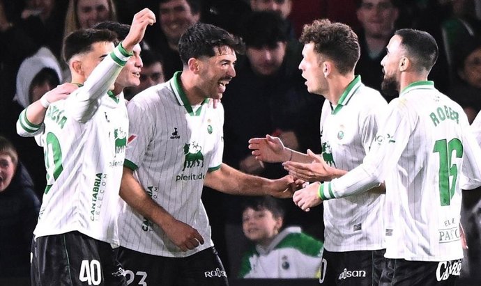 Los jugadores del Racing de Santander celebrando un gol ante el Elche.