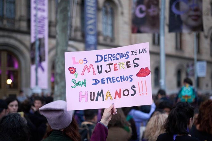 Archivo - Una mujer protesta