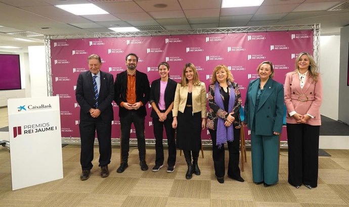 Javier Quesada y ganadoras de los Premios Rei Jaume I en el coloquio