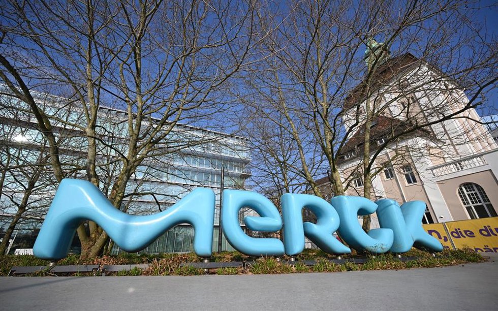 Archivo - Logo de Merck en una de sus oficinas en Alemania.