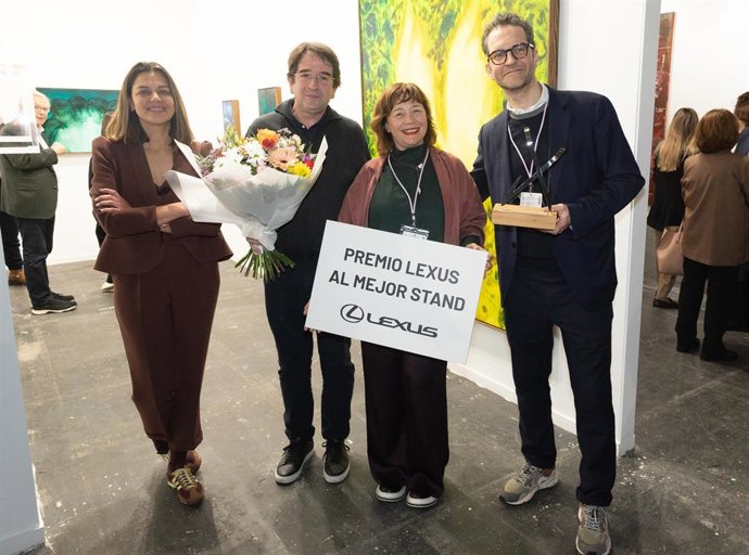 La directora de ARCO Madrid, Maribel López (2d), durante la entrega del Premio Lexus al Mejor Stand a la galería belga Meessen en la feria ARCO Madrid 2025, en IFEMA Madrid, a 6 de marzo de 2025, en Madrid (España). 