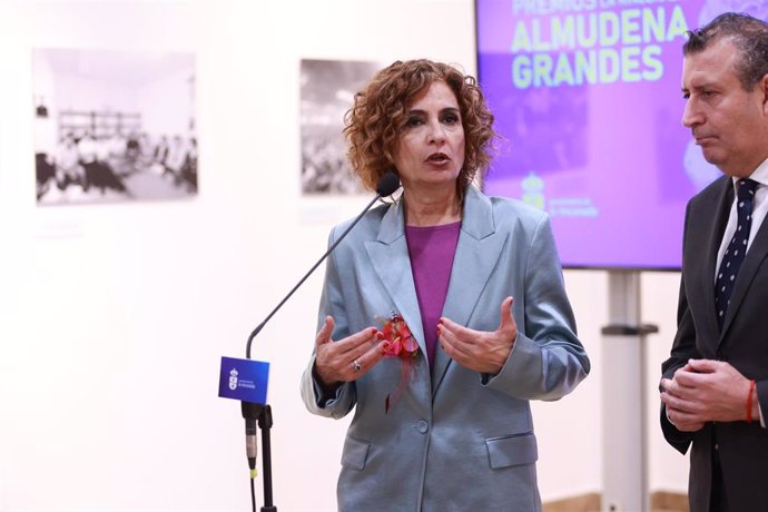 La vicepresidenta primera del Gobierno y ministra de Hacienda, María Jesús Montero, atiende a los medios antes de presidir el acto de entrega de los Premios de Novela y Ensayo 'Almudena Grandes'. A 06 de marzo de 2025, en La Rinconada, Sevilla (Andalucía,