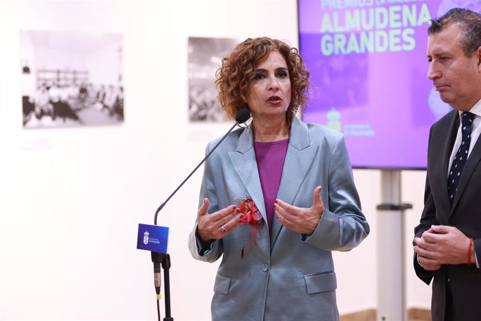 La vicepresidenta primera del Gobierno y ministra de Hacienda, María Jesús Montero, atiende a los medios antes de presidir el acto de entrega de los Premios de Novela y Ensayo 'Almudena Grandes'. A 06 de marzo de 2025, en La Rinconada, Sevilla (Andalucí