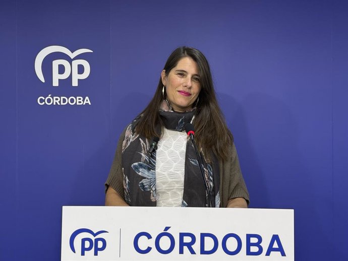 Archivo - La secretaria general del PP de Córdoba, Araceli Cabello, en rueda de prensa.