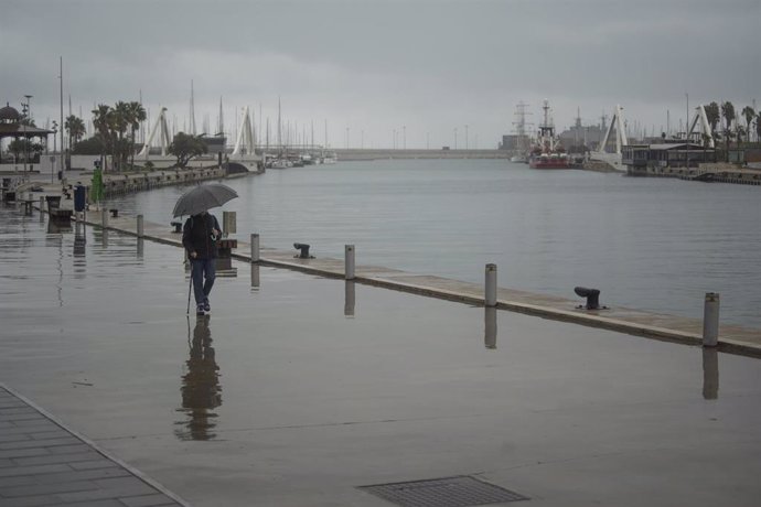 Archivo - Un hombre pasea por el Puerto de Valencia
