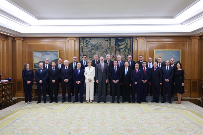 El Rey Felipe VI junto al presidente de la CEME, Enrique Alcoba; la presidenta de CECE, Arantxa Campos, y el presidente de la CEOE, Antonio Garamendi, en la audiencia.