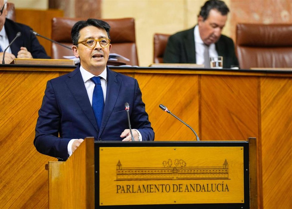 El parlamentario Manuel Guzmán de la Roza, este jueves en el Pleno del Parlamento en la defensa de la PNL.