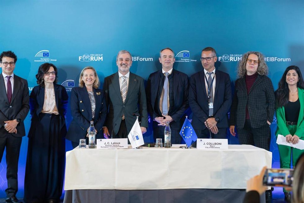 El alcalde de Barcelona, Jaume Collboni, y la presidenta del Banco Europeo de Inversiones (BEI) tras el acuerdo para un préstamo de 175 millones de euros que servirán para financiar proyectos de regeneración urbana