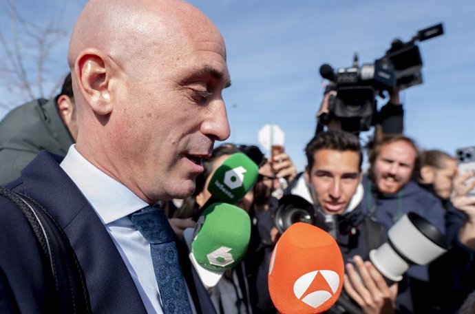 O ex-presidente da Real Federação Espanhola de Futebol (RFEF) Luis Rubiales, ao sair de um novo dia de julgamento contra Rubiales, no Tribunal Nacional de San Fernando de Henares, em 14 de fevereiro de 2025, em San Fernando de Henares, Madri (Espanha).