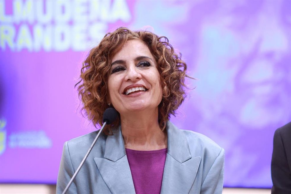 La vicepresidenta primera del Gobierno y ministra de Hacienda, María Jesús Montero, atiende a los medios antes de presidir el acto de entrega de los Premios de Novela y Ensayo 'Almudena Grandes'. A 06 de marzo de 2025, en La Rinconada, Sevilla (Andalucí