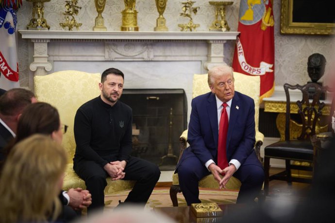 28 de fevereiro de 2025, Washington, Dc, Estados Unidos: O presidente ucraniano Volodymyr Zelenskyy, à esquerda, ouve o presidente dos EUA, Donald Trump, à direita, durante uma reunião bilateral muito tensa no Salão Oval da Casa Branca, em 28 de fevereiro