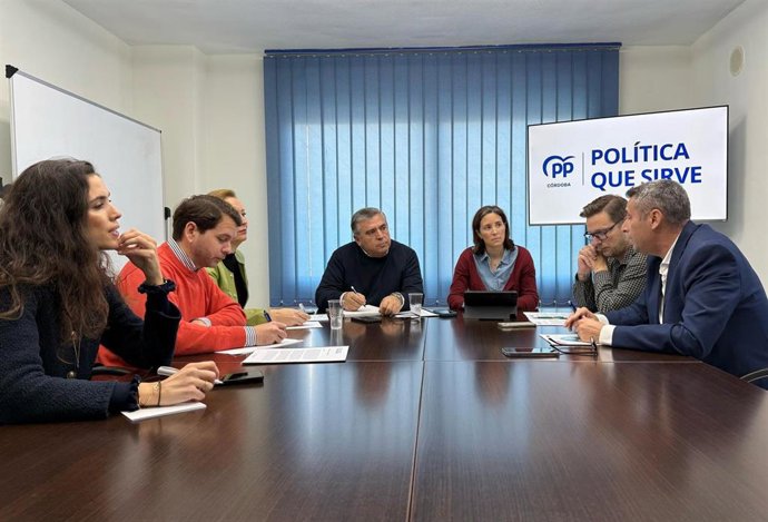Los diputados del PP Isabel Prieto y Bartolomé Madrid, junto a los senadores Cristina Casanueva, Lorena Guerra y Fernando Priego, con el secretario provincial de la AUGC, Gustavo Pérez, y el responsable de Relaciones Institucionales, Rafael Sánchez.