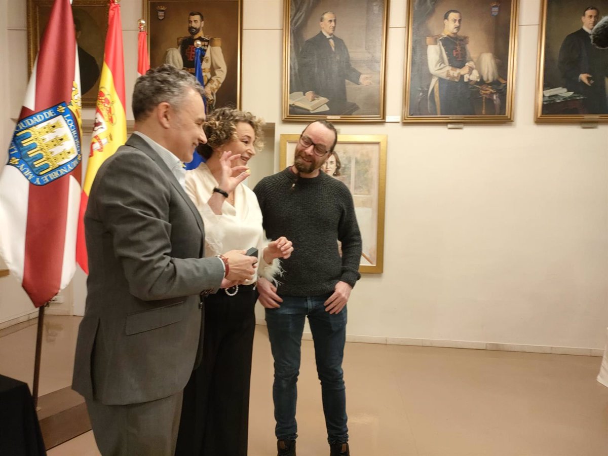 La fotógrafa Elvira Urquijo recibe la  Insignia de Oro  de la Asociación de Informadores Gráficos de La Rioja