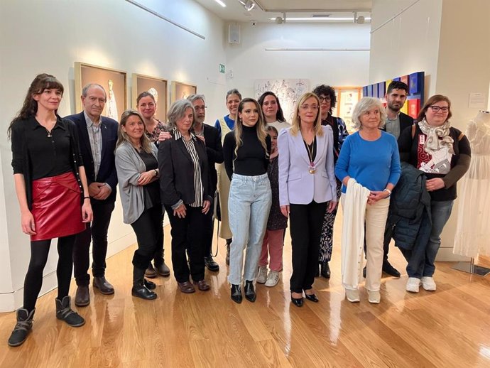 Foto de familia de la inauguración de la exposición En Femenino Singular.