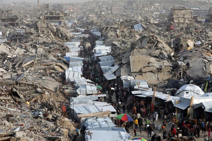5 de março de 2025, Jabalia, Faixa de Gaza, Território Palestino: Palestinos fazem compras em um mercado montado entre os escombros no Campo de Refugiados de Jabalia, no norte de Gaza, durante o mês sagrado do Ramadã, em 6 de março de 2025. Depois que Isr