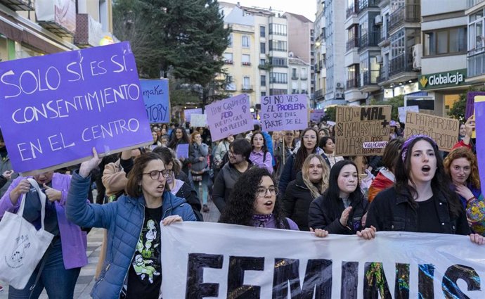 Archivo - Manifestación convocada por Comando Violeta Cuenca por el 8M, Día Internacional de la Mujer, a 8 de marzo de marzo de 2023, en Cuenca.