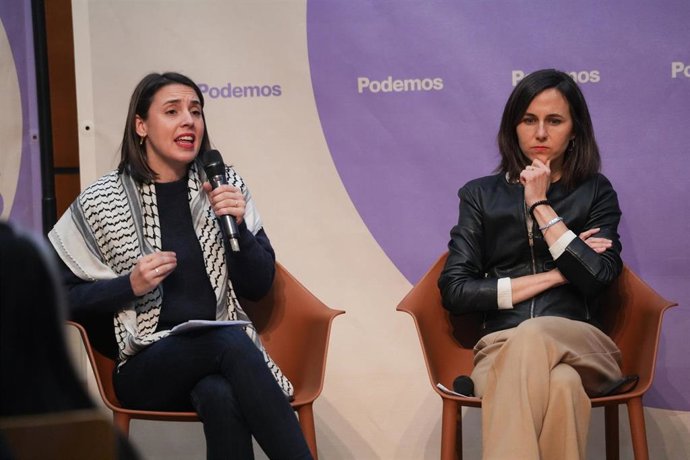 La secretaria política de Podemos, Irene Montero (i), y la secretaria general de Podemos, Ione Belarra (d), durante un encuentro de Podemos con la militancia, en el Jardín Botánico, a 2 de marzo de 2024, en Valencia, Comunidad Valenciana (España).