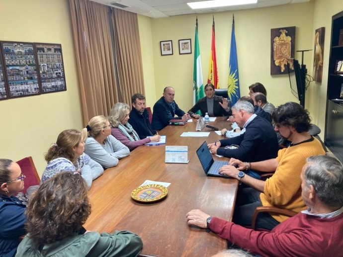 La alcaldesa reunida con representantes vecinales de La Alcarrachela