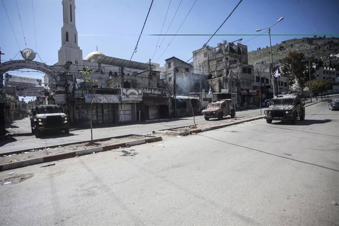 Un vehículo militar israelí en la ciudad de Nablús, en Cisjordania.  