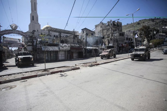 27 de fevereiro de 2025, Nablus, Cisjordânia, Palestina: Um veículo militar israelense é visto na rua enquanto as forças especiais israelenses fazem uma incursão no campo de Balata, na cidade de Nablus, na Cisjordânia. As forças especiais israelenses mata