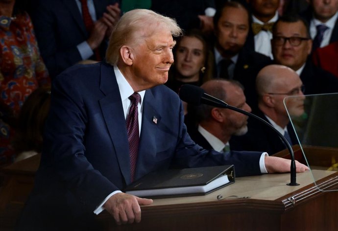 5 de março de 2025, Washington, Dc, EUA: O presidente dos EUA, Donald Trump, fala durante um discurso ao Congresso em Washington DC em 4 de março de 2025.  Democratas com visões opostas seguram cartazes de protesto silencioso e se recusam a ficar de pé, e