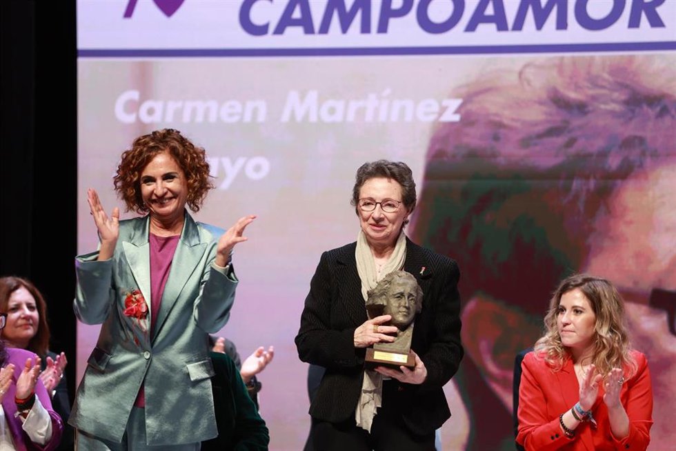 La exconsejera Carmen Martínez Aguayo recibe un premio 'Clara Campoamor' de manos de la secretaria general del PSOE-A y vicepresidenta primera del Gobierno, María Jesús Montero, este jueves en Mairena del Aljarafe (Sevilla).