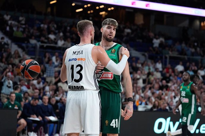 Archivo - Dzanan Musa, do Real Madrid, cumprimenta Juancho Hernangomez, do Panathinaikos, durante a partida de basquete da Turkish Airlines EuroLeague, temporada regular, disputada entre o Real Madrid Baloncesto e o Panathinaikos B.C. no pavilhão Wizink C