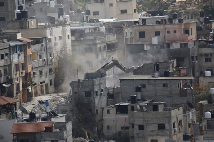 TULKARM, 6 de março de 2025 -- Uma escavadeira israelense demole uma casa palestina durante uma operação militar israelense no campo de refugiados de Nur Shams, a leste da cidade de Tulkarm, na Cisjordânia, em 6 de março de 2025.
