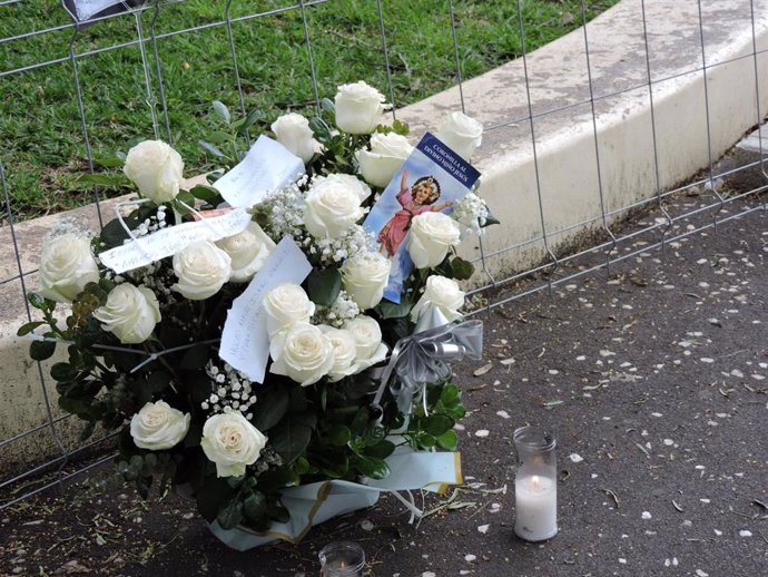 Arreglo floral en memoria del joven fallecido este lunes en el Carnaval de Santa Cruz de Tenerife