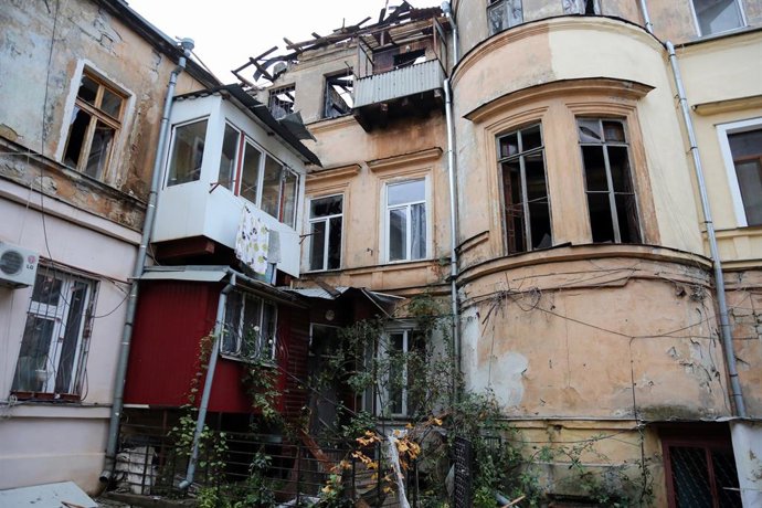 Archivo - Arquivo - 15 de novembro de 2024, Odessa, Ucrânia: Vista do pátio de um edifício residencial na Rua Pasteur danificado pelas ações russas. A partir das 9:00 da manhã, de acordo com relatos da mídia de massa, em 15 de novembro, uma pessoa foi mor