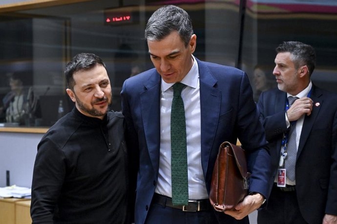 O Presidente do Governo, Pedro Sánchez (à direita), e o Presidente da Ucrânia, Volodimir Zelenski (à esquerda), conversam durante a reunião extraordinária do Conselho Europeu, em 6 de março de 2025, em Bruxelas (Bélgica).