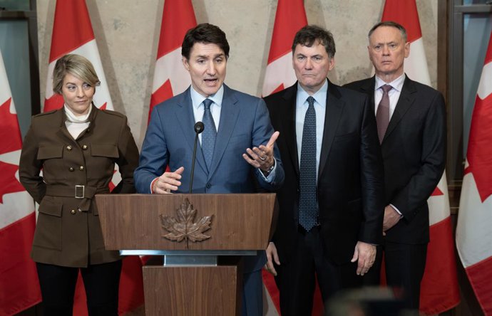 4 de março de 2025, Ottawa, On, Canadá: O primeiro-ministro Justin Trudeau fala sobre as tarifas impostas pelos EUA enquanto a ministra das Relações Exteriores Melanie Joly (à esquerda), o ministro das Finanças Dominic LeBlanc e o ministro da Segurança Pú