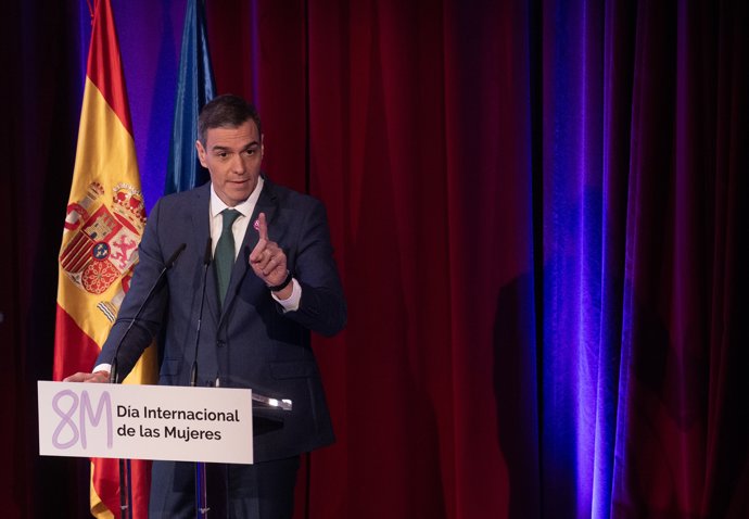 El presidente del Gobierno, Pedro Sánchez, durante la clausura del acto institucional con motivo del Día Internacional de las Mujeres, en el Auditorio del Museo del Prado, a 7 de marzo de 2025, en Madrid (España).