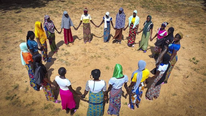 Un grupo de adolescentes en Gourel-Ceno-Dedji, en Mali.