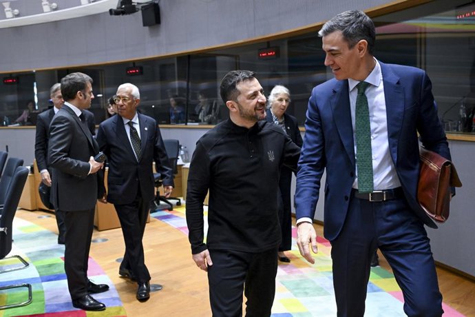 O presidente ucraniano Volodimir Zelenski e o primeiro-ministro Pedro Sánchez na cúpula europeia em Bruxelas.