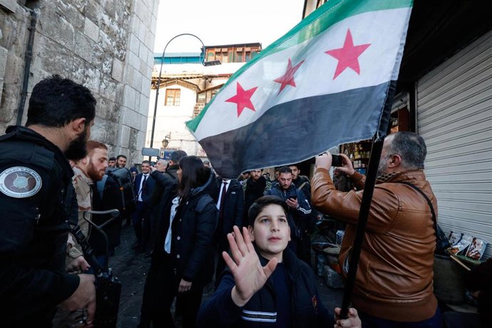 Archivo - Un niño ondea la nueva bandera siria 