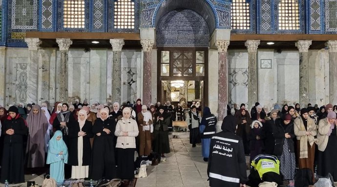 2 de março de 2025, Jerusalém, Jerusalém, Território Palestino: Muçulmanos fazem a oração noturna "Taraweeh" do Ramadã no complexo de Al-Aqsa, na Cidade Velha de Jerusalém, em 2 de março de 2025