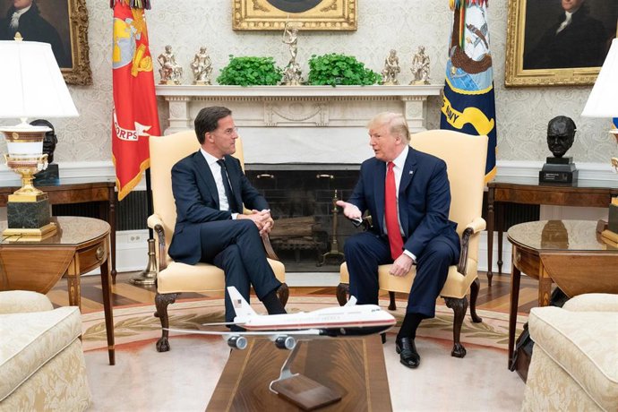 Archivo - El presidente estadounidense, Donald Trump (i) junto al secretario general de la OTAN, Mark Rutte (d) en una imagen de archivo