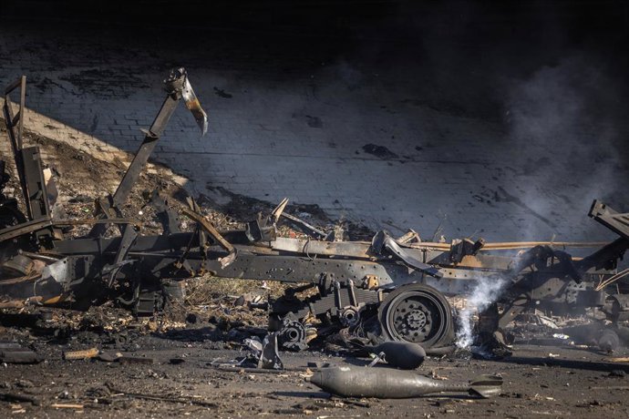 Archivo - Arquivo - 17 de dezembro de 2024, Síria: Cartuchos de morteiros russos M-240 abandonados na beira de uma estrada ao longo da rodovia entre Latakia e Damasco. Os soldados do antigo exército sírio deixaram material bélico abandonado em todo o país