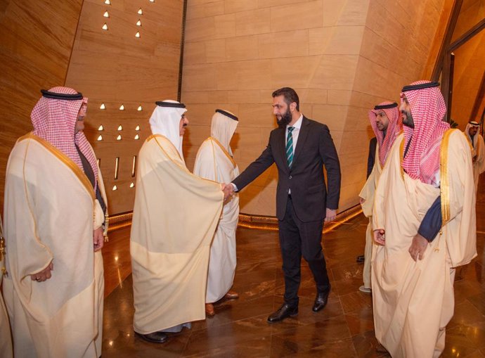 Archivo - RIYADH, Feb. 3, 2025 -- O presidente interino da Síria, Ahmed al-Sharaa (4º à esquerda), faz uma visita oficial à Arábia Saudita, em Riad, Arábia Saudita, em 2 de fevereiro de 2025.   O presidente interino da Síria, Ahmed al-Sharaa, chegou à cap