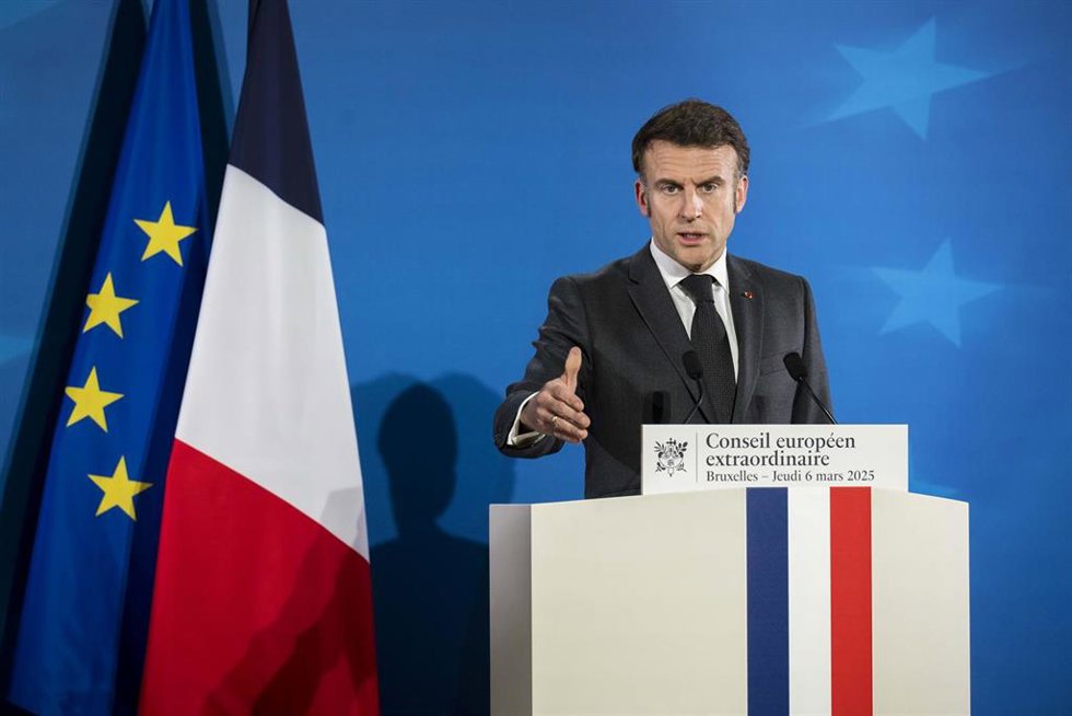 El presidente francés, Emmanuel Macron, en rueda de prensa desde Bruselas