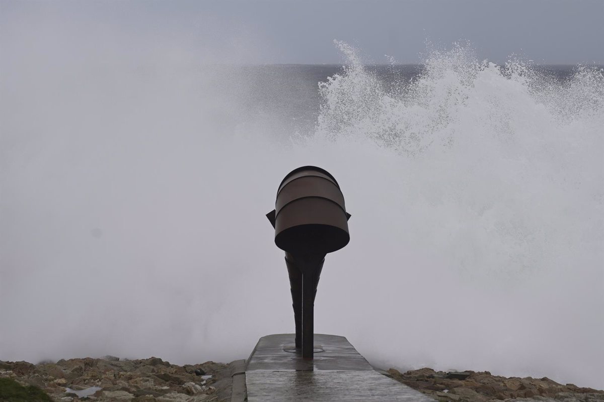 AEMET avisa por lluvias y viento a una veintena de provincias y por olas a La Coruña y Pontevedra